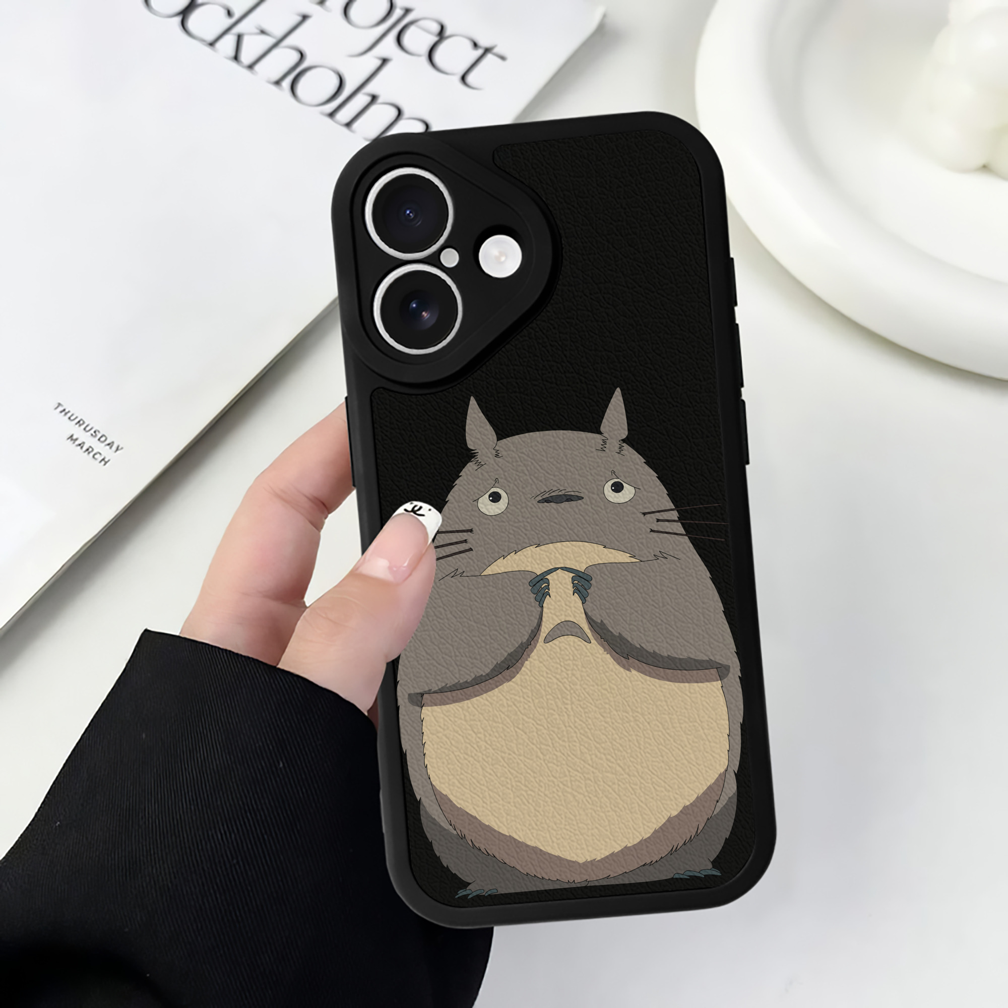 （画像用） となりのトトロ 草壁メイ 草壁サツキ My Neighbor Totoro Satsuki Kusakabe Mei Kusakabe 【iPhone 16シリーズ対応】シリコンスマホケース（レザー調） 材質：シリコン